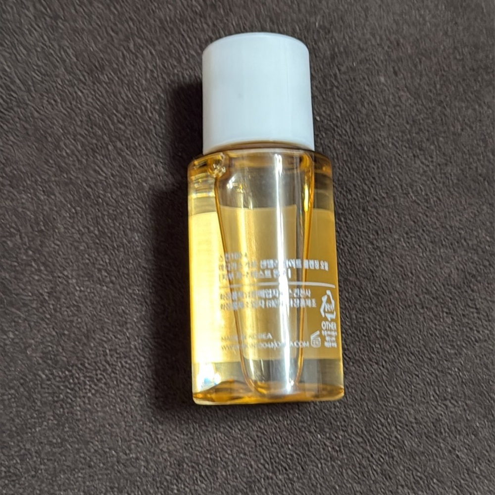 3/$18 Madagascar Centella Light Cleansing Oil travel size - Picture 3 of 5